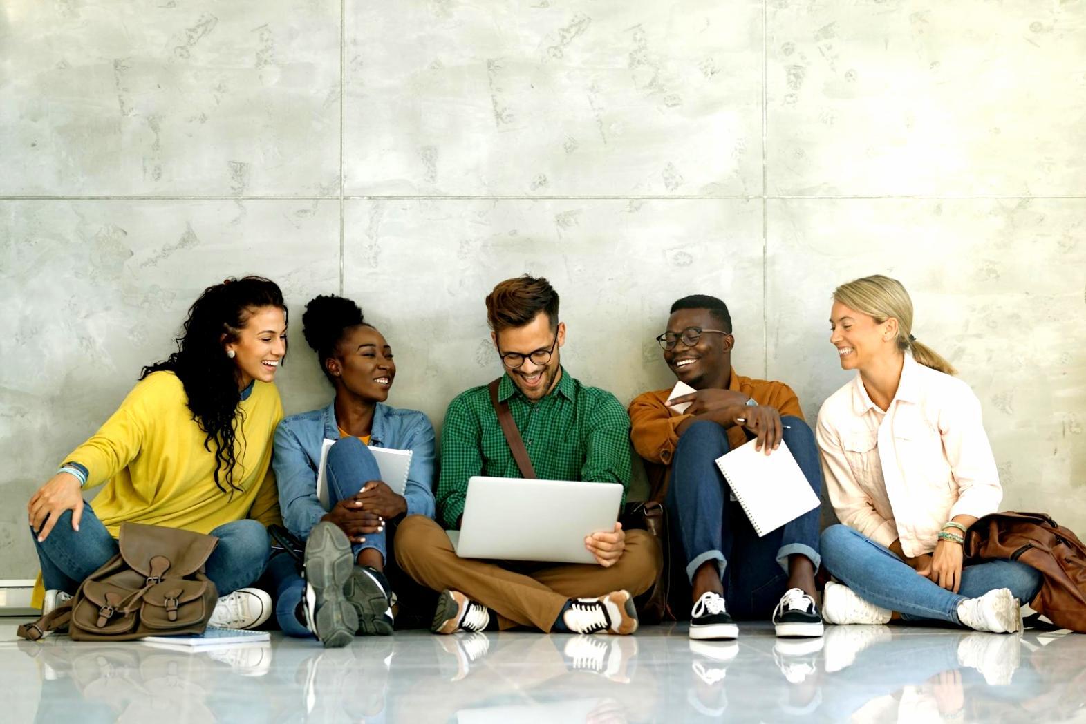 Étudiants travaillant sur des modèles financiers complexes